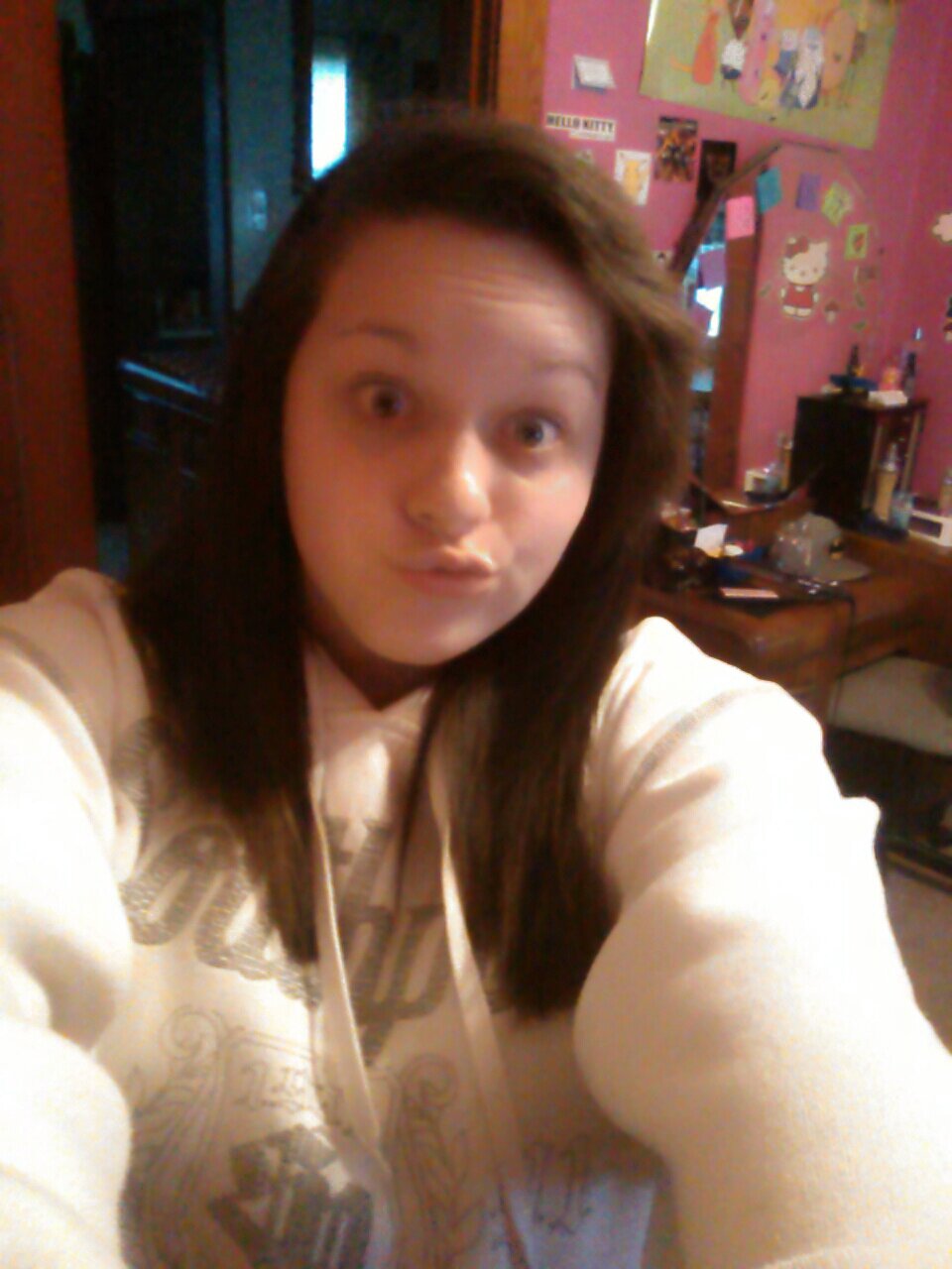 Hi, I'm Katt. I'm 17. I live in a small town. I love photography and drawing. && Yeah....Follow me c: