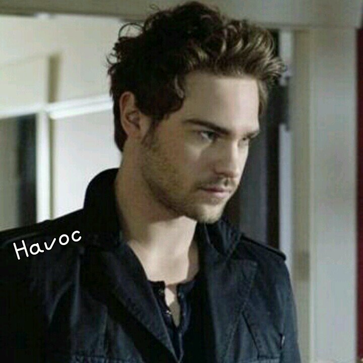 I'm the bad guy because that's a role which has to be filled. A Werewolf born and raised in hell, a true Hellhound. #BountyHunter
|RP|Hybrid|18+|