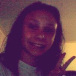 Uma menina meiga, simpática, simples e loouka pelo Grêmiiio =D      Segue? Sigo de volta... :P