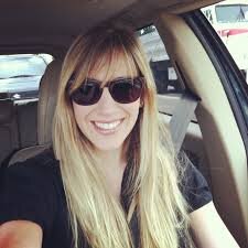 Se amable, pero no facil. Se digna, pero no orgullosa. Se tierna, pero no flexible. Ama, pero con el corazon. Se mujer, pero no una muneca.