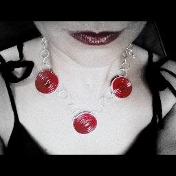 Joyas diferentes, realizadas a mano en Barcelona. Joies diferents, fetes a mà a Barcelona. Different jewels, handmade in Barcelona.