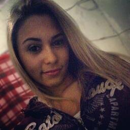 Sou uma pessoa que erra & aprende com os erros.Que tenta viver em obstáculos & montanhas sem se machucar.Vivo o momento & não o final.