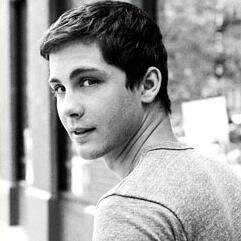 httpschale3's profile picture. semideusa com benção do tio Hades