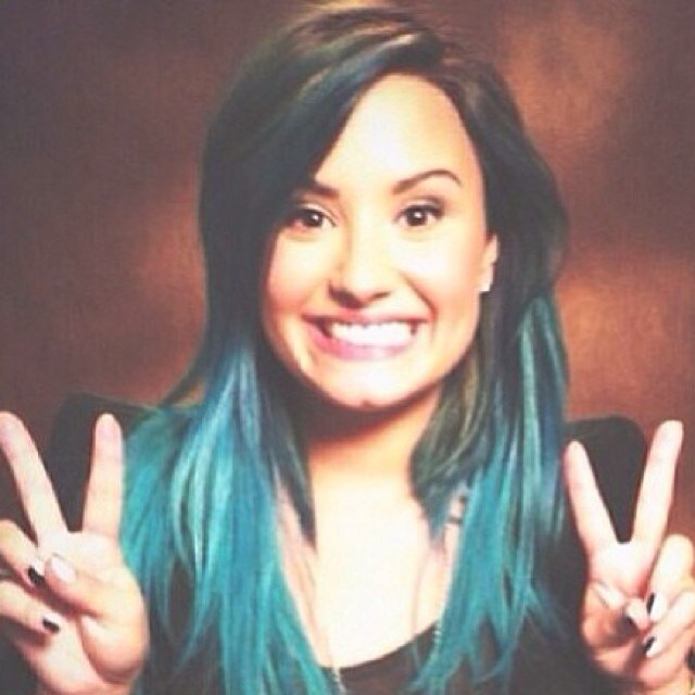 LOVATIC.@ddlovato the best.Lovatics de España @LiaBlackGlam y @JoannaOneDream apoyando a nuestra ídola ~❤