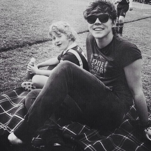Please follow @ashtonandwifi for the free follow ❤️