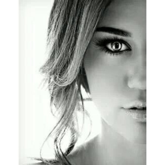 but she is no longer the hannah montana ☆