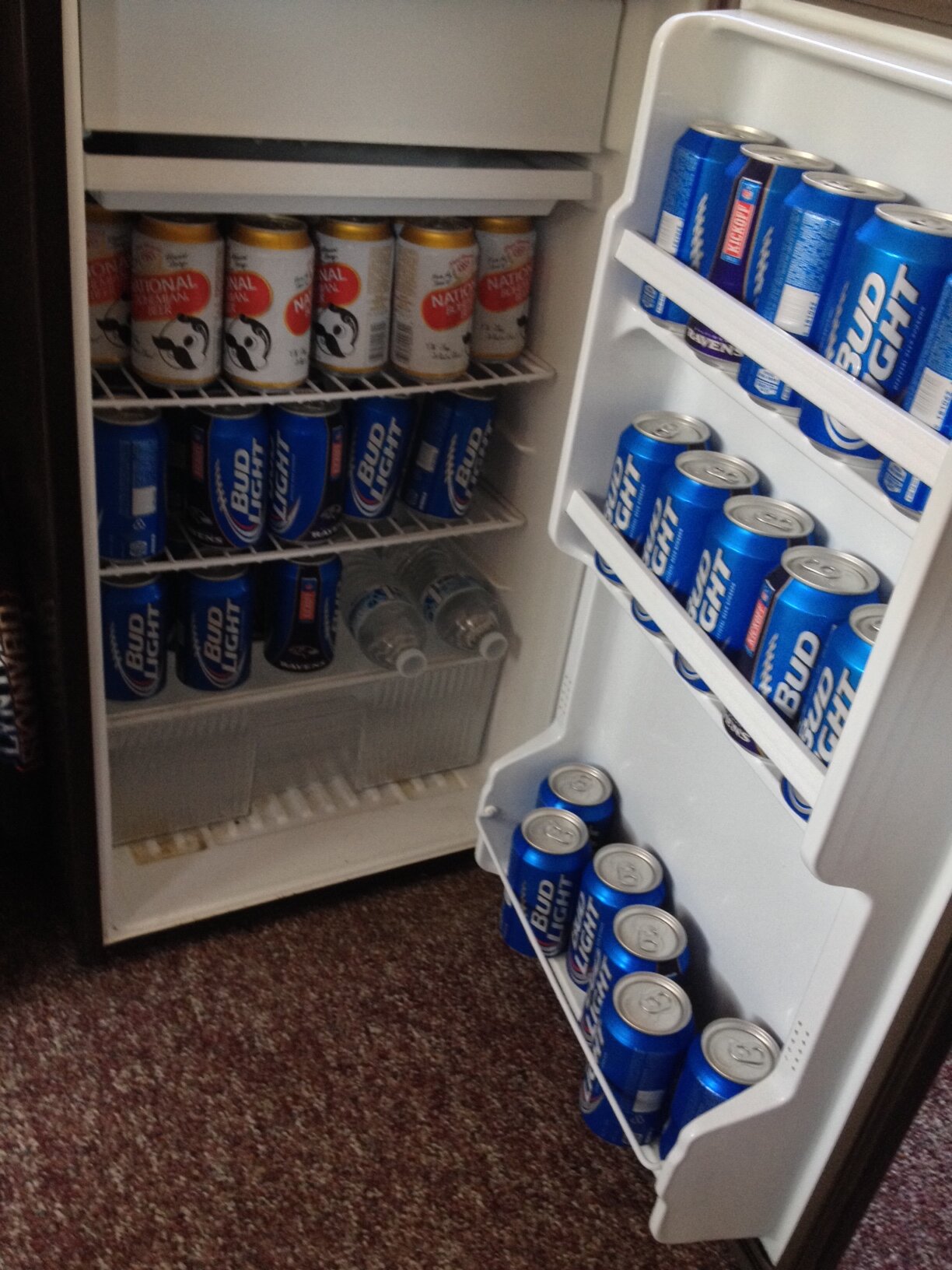 What up! It's your favorite mini-fridge! Love archives, love to party. Parody account... mini fridges don't tweet