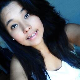 Tenho defeitos para caralho,choro sem motivo, eu rio do nada  , ja chorei vendo fotos ,o ,amei e não fui amado.., eu sou imperfeita.'-'