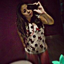 Me gusta salir con mis amigas y divertirme. ODIO las hipocresías y me gusta conocer gente nueva =D ¡followme!