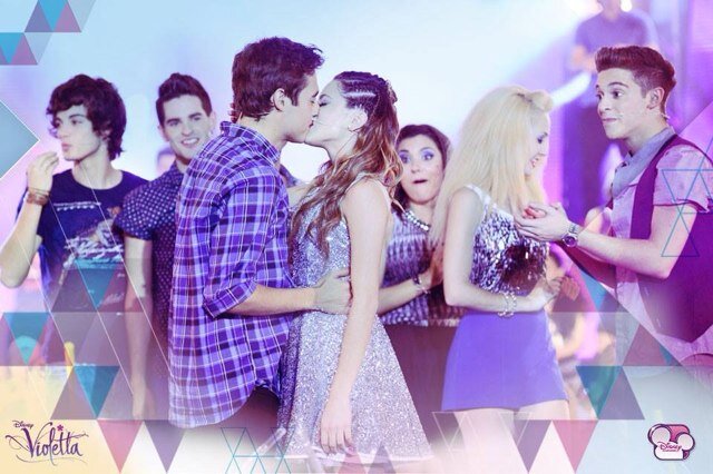 @TiniStoessel Me dio RT  6/11/12 ❤
I ❤ Todos los persnajes de VIOLETTA
el 19/11/2012 @ArturLogunov me dio RT y @RodriPedreira nos siguio y nos dio RT 23-11-12