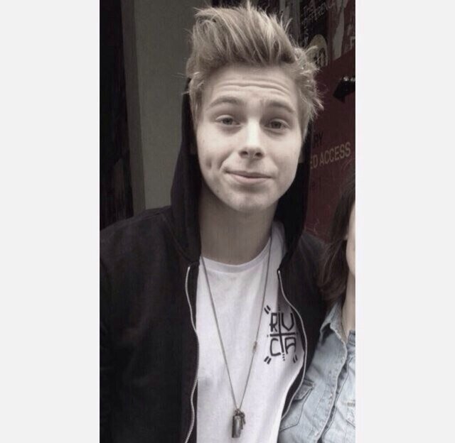 hi guys. your fave or 1/5 WILL follow you someday. :) follow @temptingnialI for me!!! thank you soooo much. Xxx