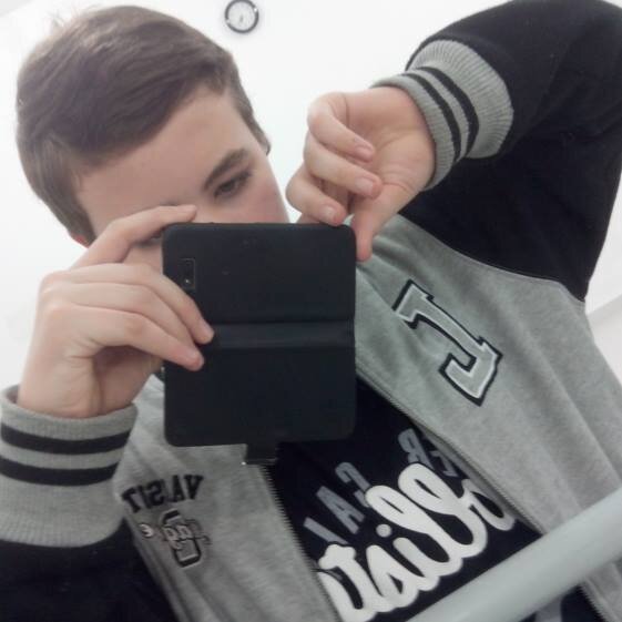 Amo naruto , death note , jogar futebol , video-game