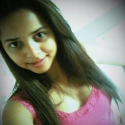Ela tem cara de insuportável, tem pose de metida e coração de criança. Ela é real. Ela vive com a cabeça na lua, com música nos ouvidos e coração na boca.
