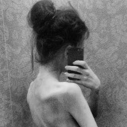 Mirándome al espejo gorda. Odio todo de mi. ¿Cómo es posible que algo que odio tanto sea yo? Cada vez que bajo algunos kilos, me dan más aliento para seguir.