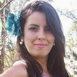 Cristã, esposa, mãe do Gabriel, artesã, blogueira, tagger, aprendiz de escritora. Apaixonada pelo universo doméstico e tudo o que o envolve. Amo literatura...
