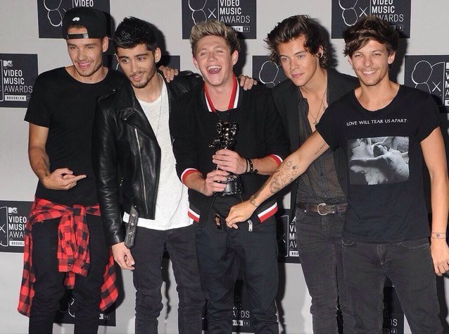 Real Indonesia Directioners who support the boys till the end♥ | Always update about the boys♥♥ »» C'mon join and enjoy with °Erika , Dias , Stevani° :) ♥♥