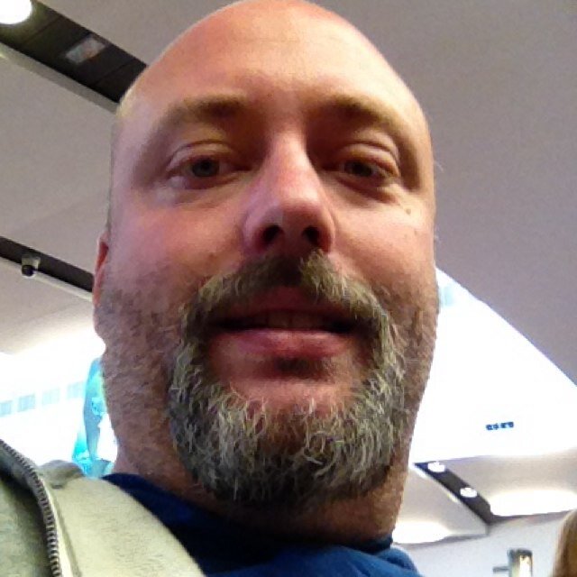 Djurgårdare. 
Microsoft-nörd. 
F.d. Londonbo.
