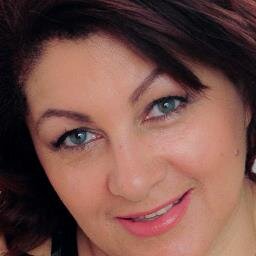Beauty expert, specialising in helping people look 20 years younger naturally thanks to the right lifestyle and nutrition choices.