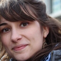 Journaliste. Non je ne suis pas la cousine de Louise