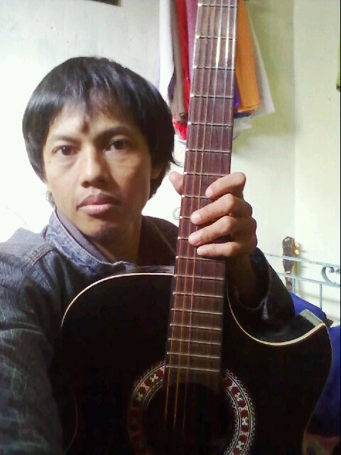 saya tertarik dengan dunia musik dan filem