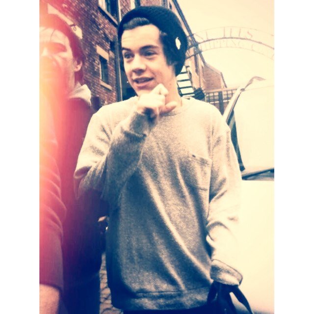 I gave you a free follow so follow @lirrysize ily x