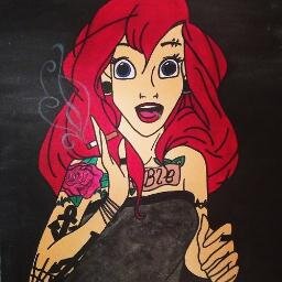 Sigo en pie, a pesar de los golpes, cansada de tantos errores. Cuanto mejor me ves por fuera peor estoy por dentro.