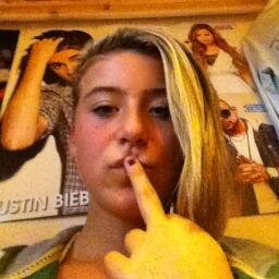 j adore la musique 
i love music ♥♥♥ 
venez me follow je follow back :)
