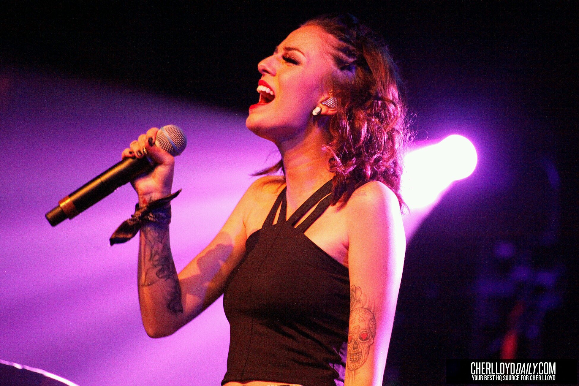 Free follow x BUT IF YOU LOVE CHER LLOYD OR U ARE BRATS FOLLOW @LLOYDUPDATESFR PLEASE ! Thaaaaaanks