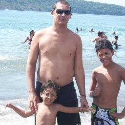 Sou sonhador sou do bem Amo a Deus ea Familia Sou compositor Produtor Artistico e Agenciador de jogadores Esse  sou Eu !!!