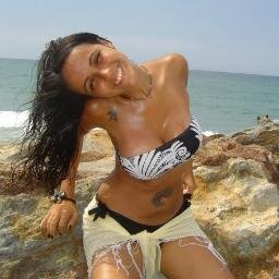 Linda, morena, simpatika y muy bien dotada jejeje OO