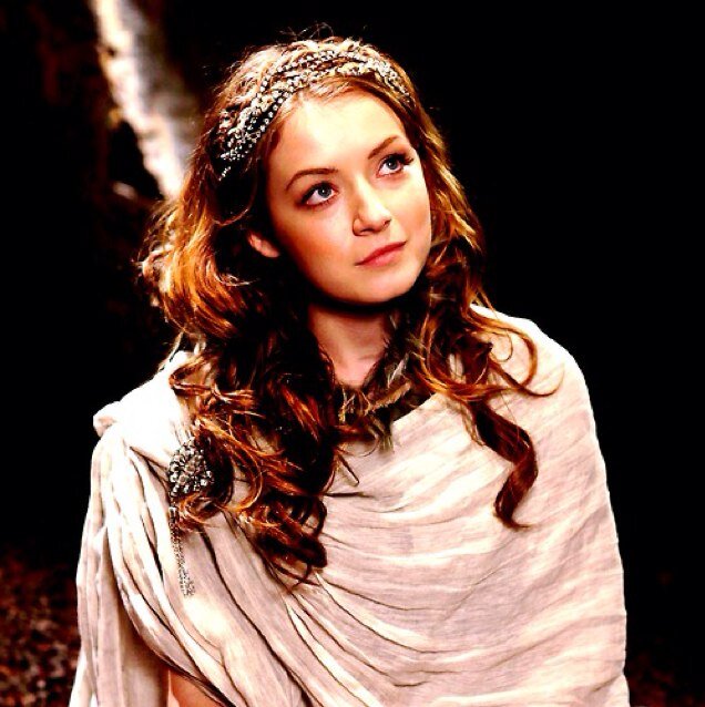 A princess, one of the most wanted girls in Paris. Engaged to her love and savior, @96_hit