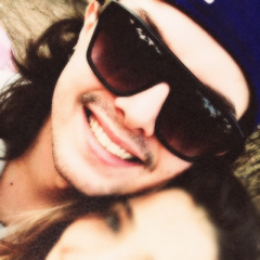 Enquanto teu sorriso existir ai, o meu existirá aqui.
Desde 17 de Janeiro de 2011. (@__itsarah)