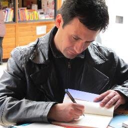 Nunca sabré a ciencia cierta lo que buscabas / aunque hubo claros indicios en tu silencio, / redondo como el mar.