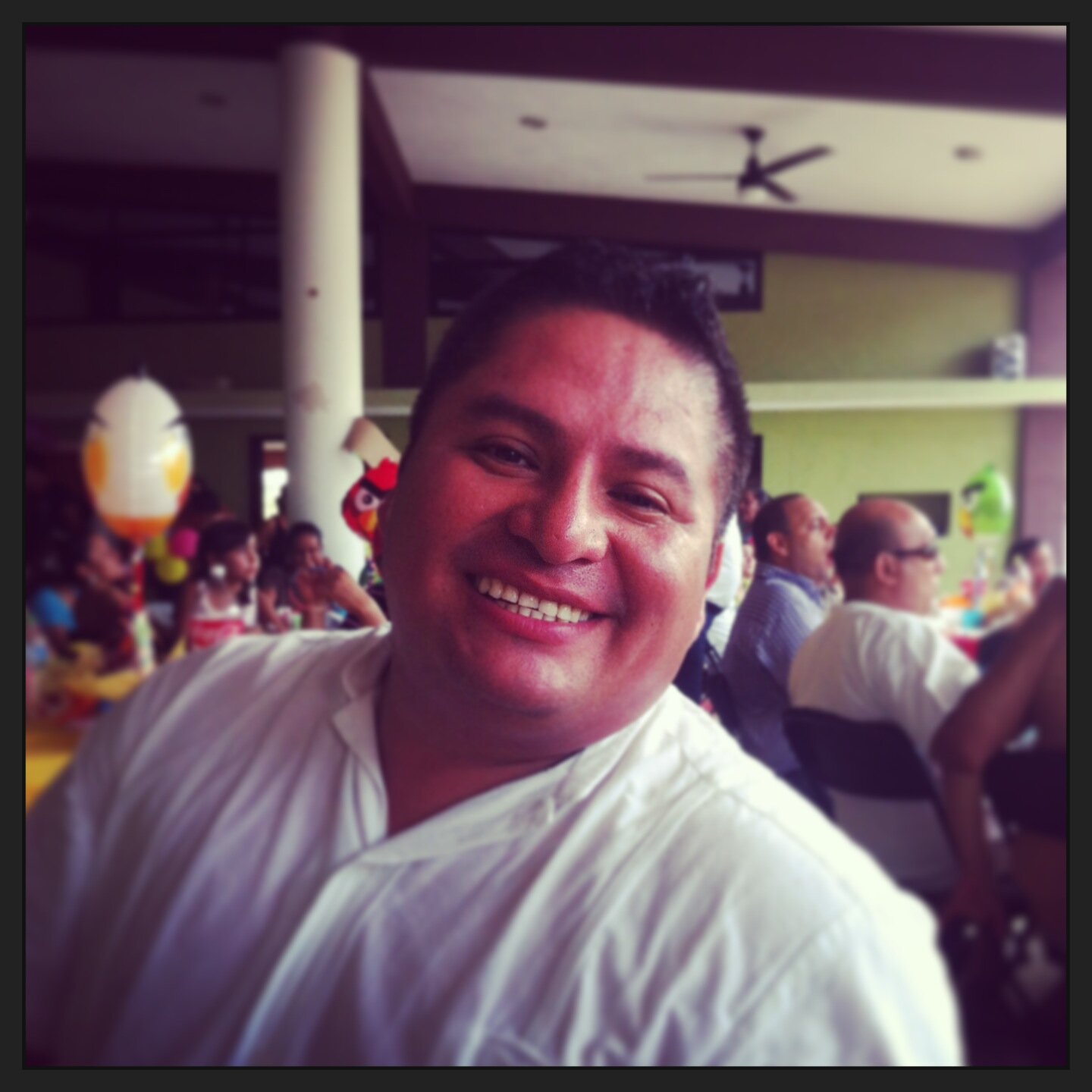 soy una persona muy alegre, hogareño feliz mente casado, me encanta escuchar musica jazz,blues,latin jazz.
