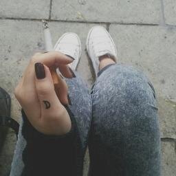 Quand on a peur de perdre, c'est qu'on a déjà perdu.
                         I need anyone.
                               Alone.