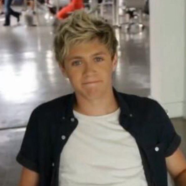 You just got a free follow from @Jesvinarry! You should follow her bc she gave you a free follow, ily guys stay fab! :3