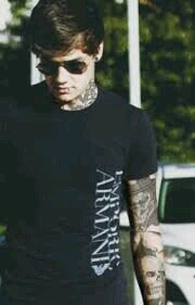 hey im thug liam payne ( whoever gives a shit) (gay and looking)