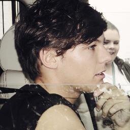 please follow @frostbitenialls ? I'd love you forever !! xx