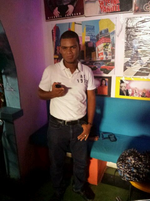 My smile de alegría y se lleva la pena, sonriele ha la vida, y bebe romo mente na que lo cualto son pa gastarse