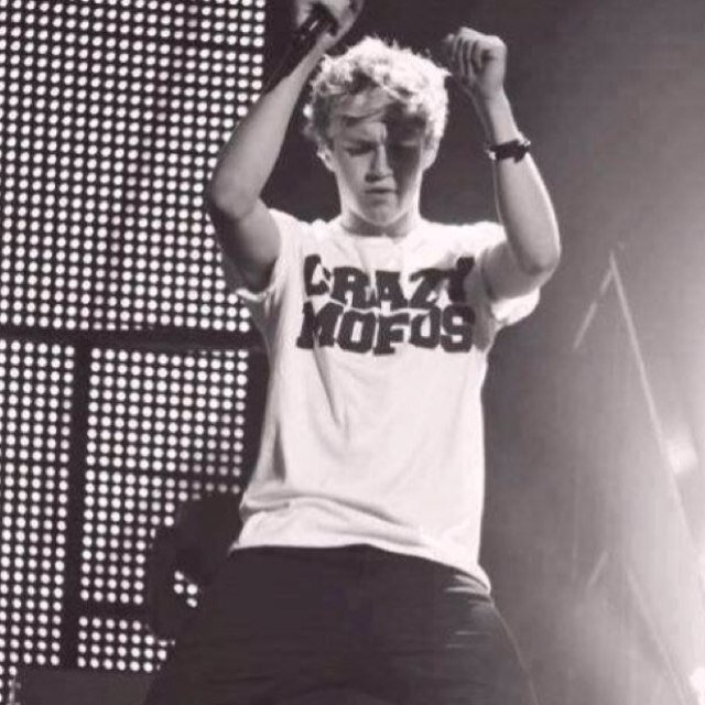 please follow @harrysababy i follow back if you ask my goal is 10k itd mean a lot if you do ily