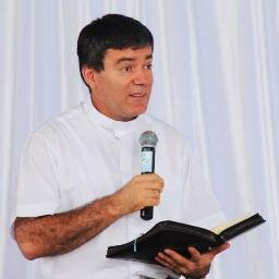 P. William Segura. Sacerdote católico, amante de la Palabra de Dios, docente en el Seminario Nacional CR.