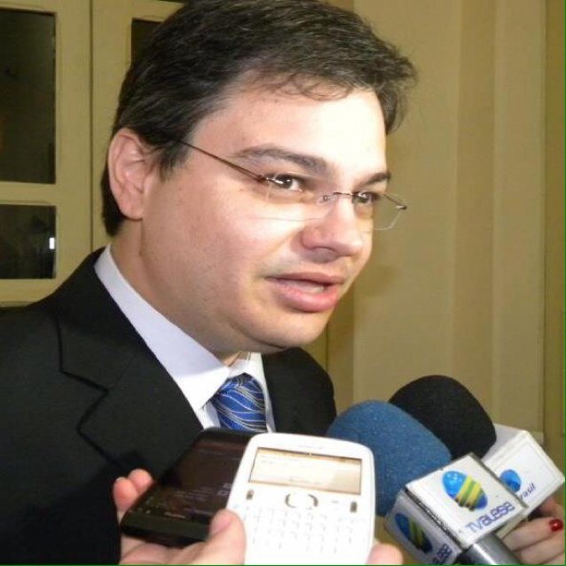 49. Casado com Alba, pai de Bernardo e Brisa. Católico. Corinthiano. Advogado. Amigo da liberdade. Morador de Brasília. Orgulhosamente sergipano.