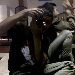 Jangan yakinkan diri bahwa dia menyukaimu, hanya karena dia bersikap manis padamu. Kadang kamu hanya sebuah pilihan ketika dia bosan