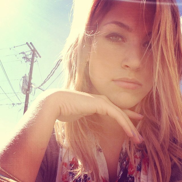 afrizz22's profile picture. Hairstylist, Mama, & Owner of #RoselynnsJewlryBox Check out my Etsy shop!