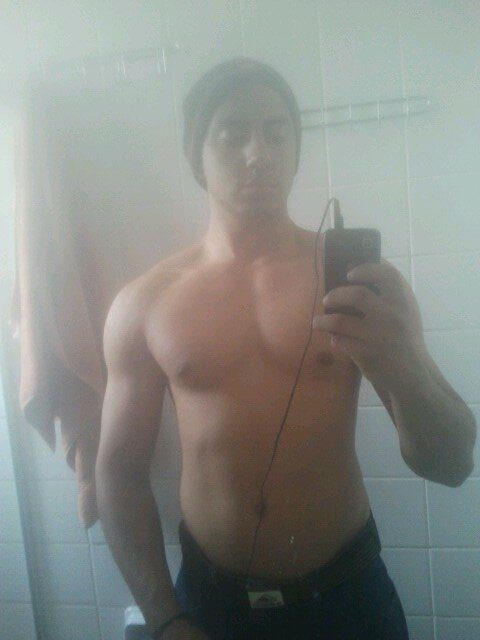 Ator,cantor,compositor,modelo,  eu não sou nada disso UAHSUASUHS