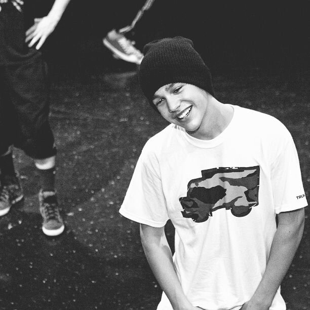 ToryTorris's profile picture. PLZ follow @Whirlowali