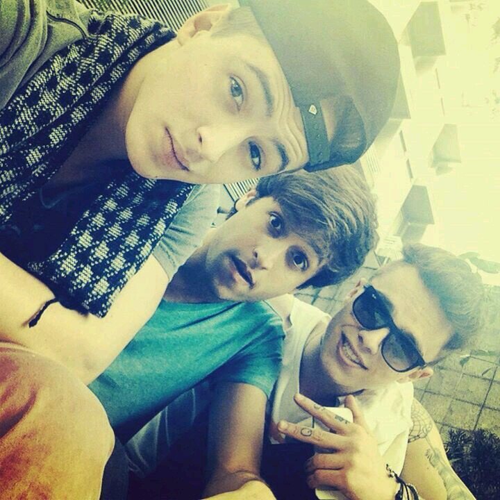 apaixonada pelos mino que voa 
Paulo  Caíque  Nathan 
2/3