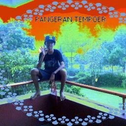 tetap tersenyum KAWAN ,karna ADA aku DISINI