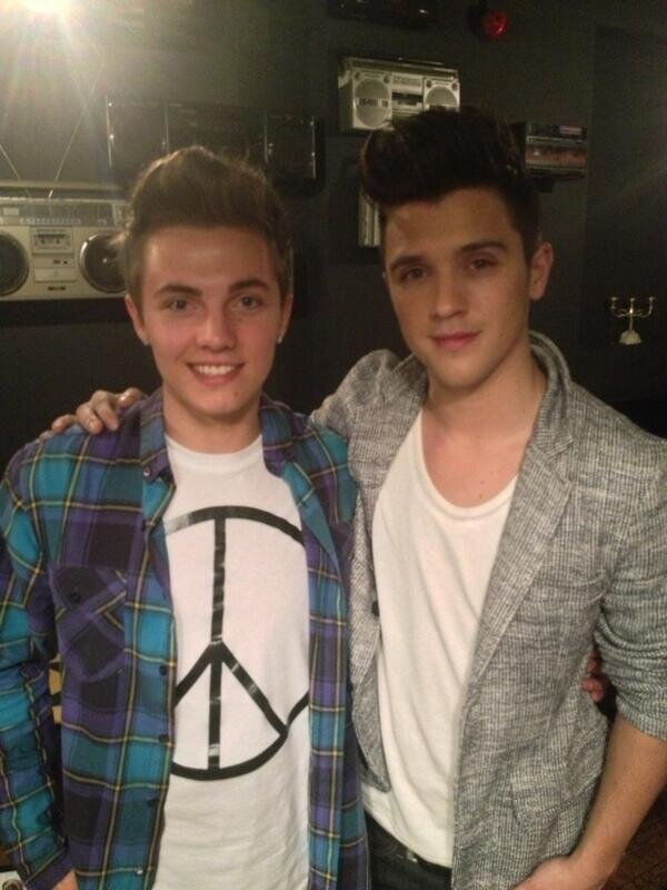 UNFOLLOW @UnionJ_RockMe IT'S BEEN HACKED!!! FOLLOW HER ON HER NEW ACC @UnionJolly_ ASK FOR A FOLLOW BACK :D