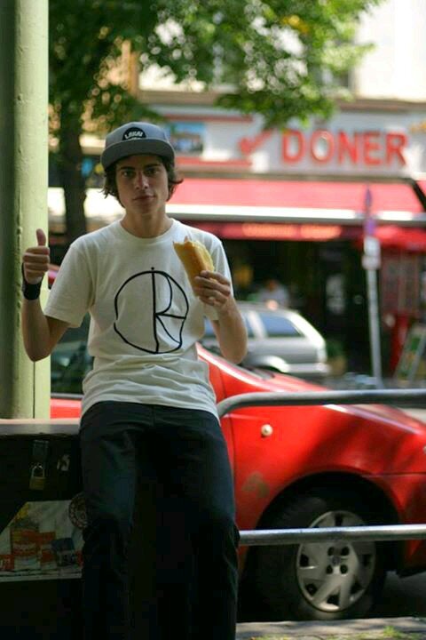 French skateboarder, shaky filmer, video maker, mechanical engineer. In love with Nature, traveling and good music.